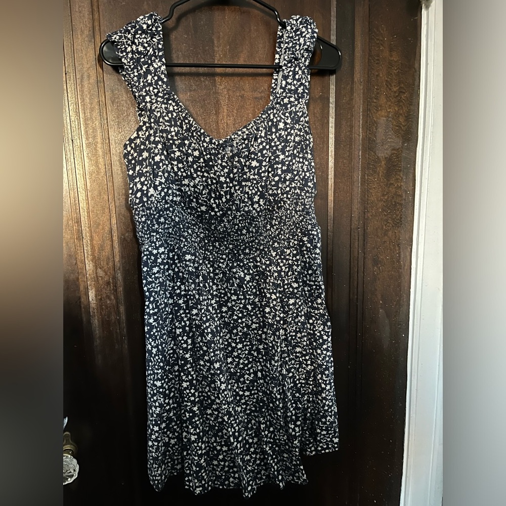 Mini dark blue and white floral dress💙🤍